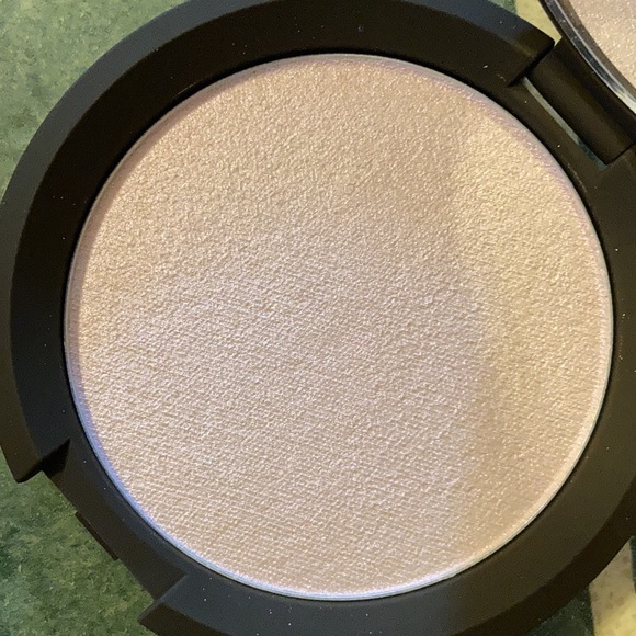 BECCA Shimmering Skin Perfector Pressed Highlighter Prismatic Amethyst - Picture 16 of 16
